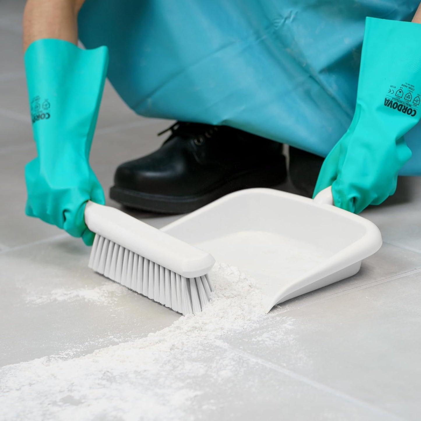 SPARTA Handheld Soft Counter Brush 8 Inch Bristle Span, Multi-Use Dust Brush with 5 Inch Handle for Tables, Countertops, and Delicate Surfaces, Polyester, White