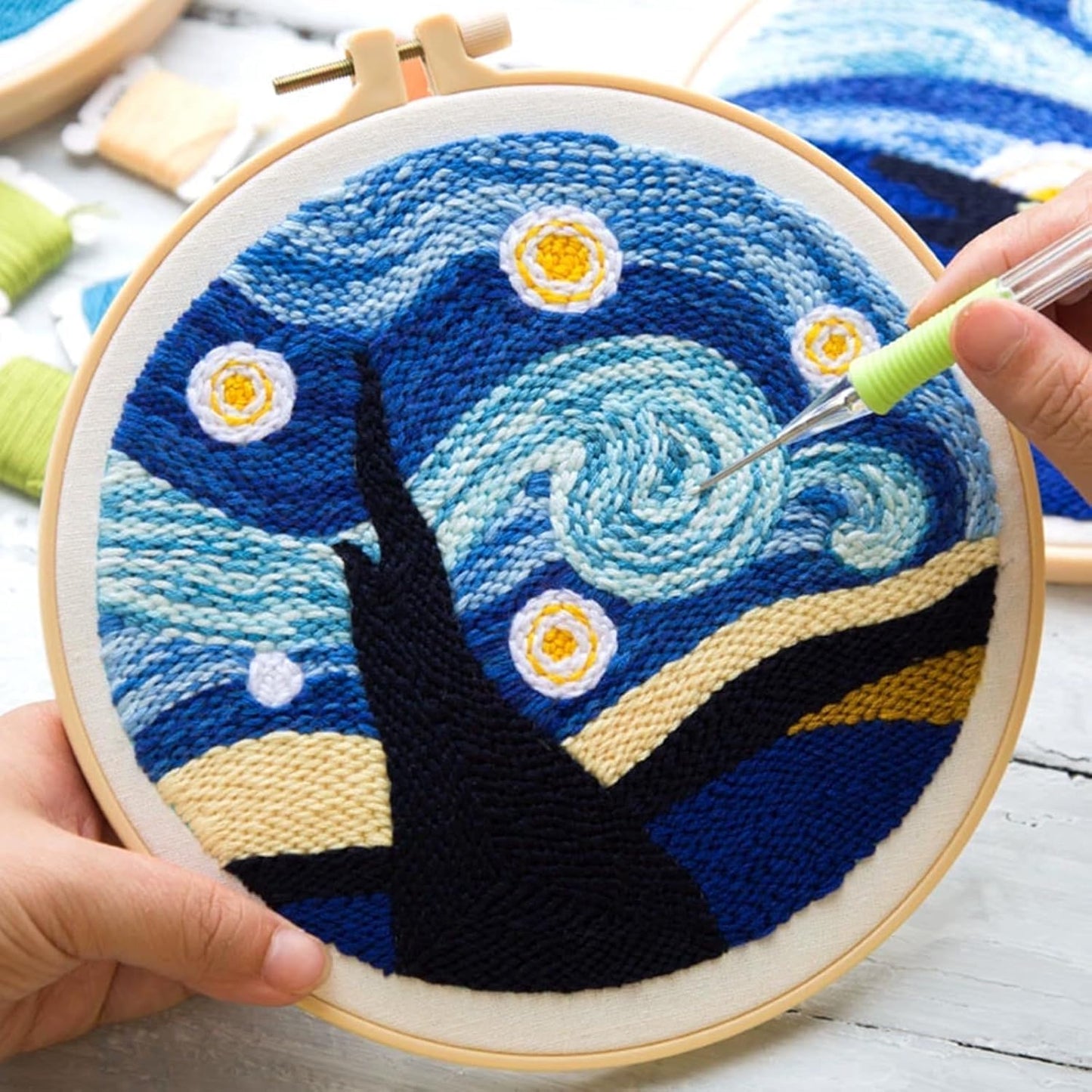 RUIQLXHANG Punch Needle Kits for Beginners, Cute Cartoon Highland Cow with Daisy Flower, Punch Needle Starter Craft Set with 20cm Hoop, Perfect for Festival Gift and Decoration (Starry Sky)